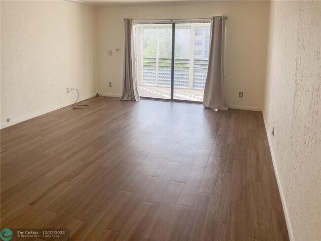 Foto del edificio - 4940 E Sabal Palm Blvd