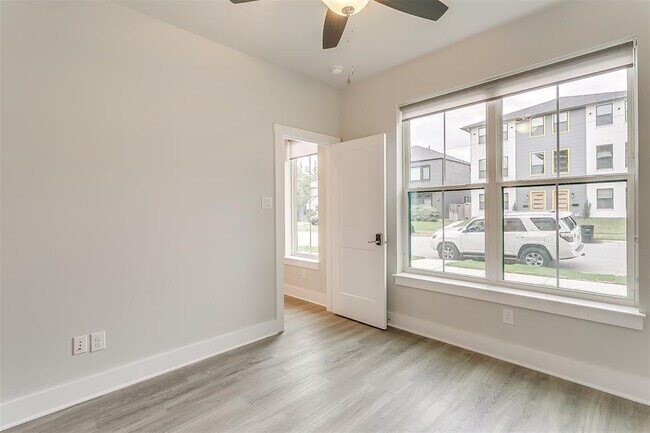 Foto del edificio - 3210 Forest Park Blvd