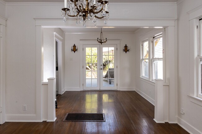 Foto del edificio - Silver Lake Duplex with huge yard