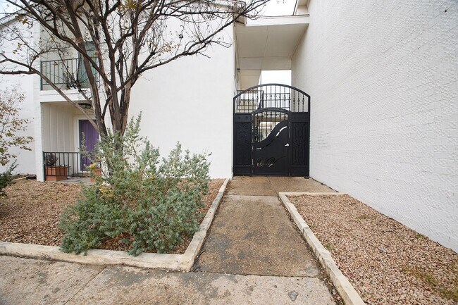 Foto del edificio - 1304 Mckie Dr