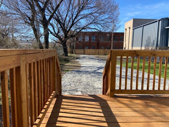 Private yard, with automatic gate with parking - 1704 S Jennings Ave