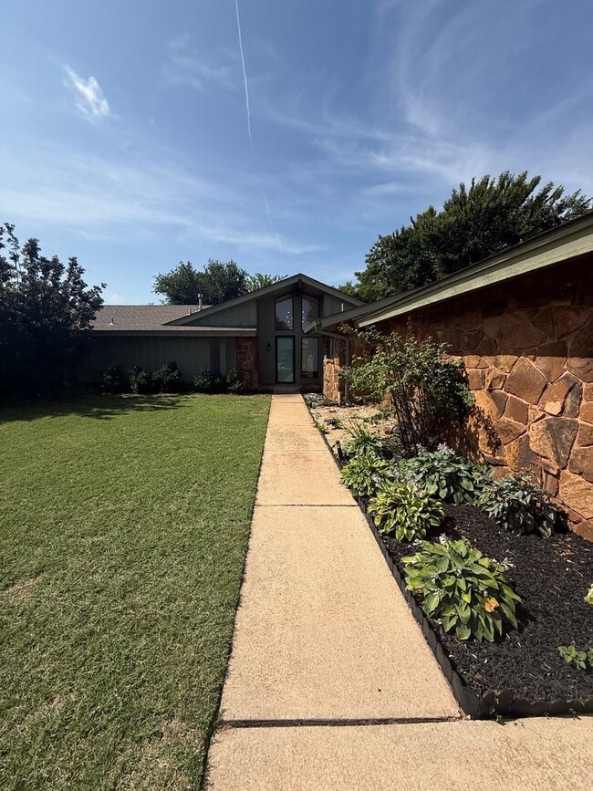 Charming and spacious with thoughtful updates! This 3 bed 2 bath feels new and trendy, schedule y... - Charming and spacious with thoughtful updates! This 3 bed 2 bath feels new and trendy, schedule y... House