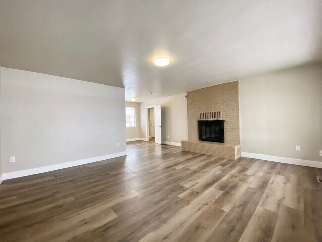 Foto del edificio - Renovated Home Surrounded By Scenic Orchard Bliss