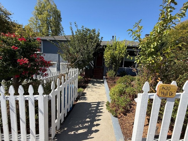 Foto del edificio - Spacious 5BD/2BA Home in San Carlos with S...