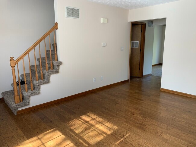 Building Photo - 100 Rolling Oaks Dr