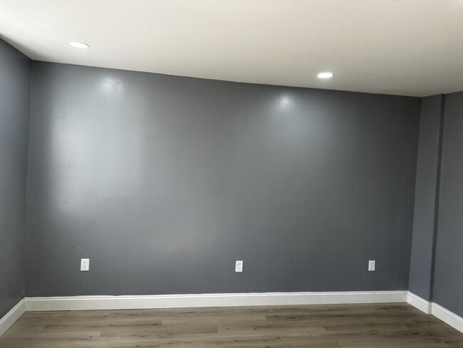 Foto del edificio - 5854 Crittenden St