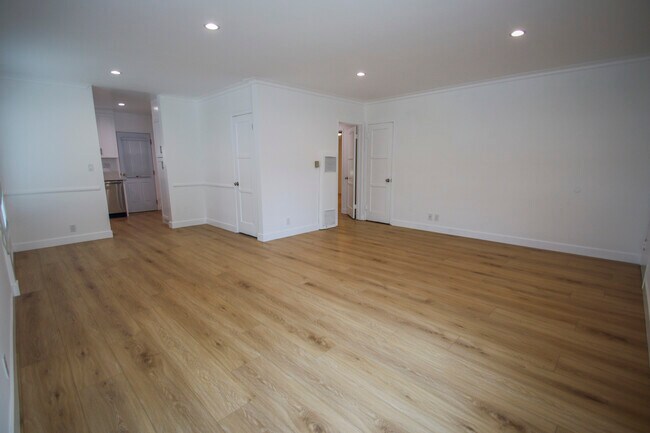 Building Photo - 3494 Rowena Ave