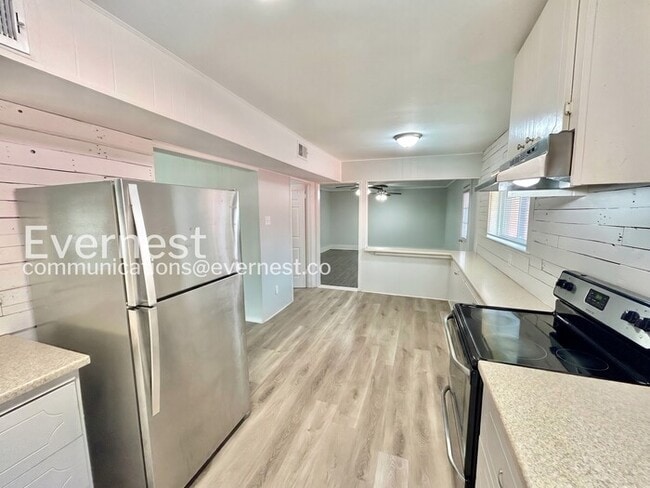 Building Photo - Spacious 4 Bed, 2 Bath Home with Fenced Yard & Carport / Available Now!