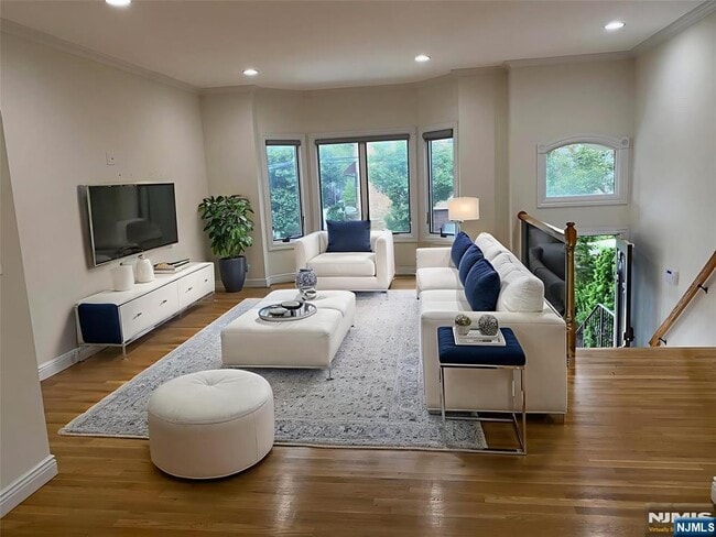 Foto del edificio - 436 Lawton Ave