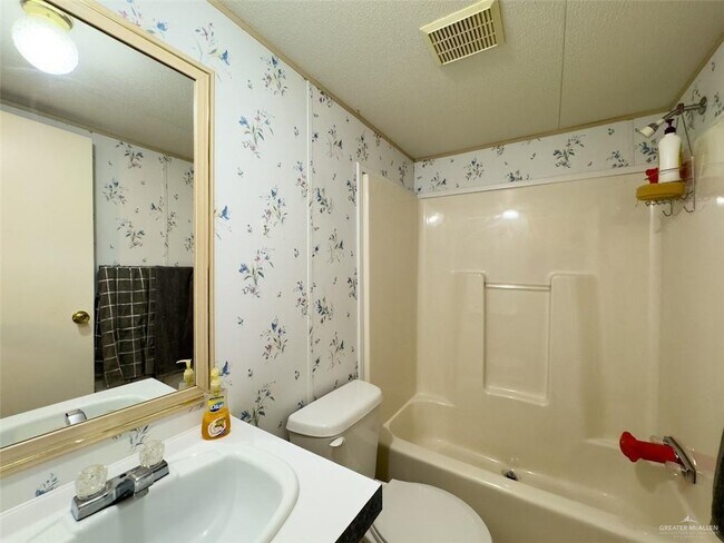 Foto del edificio - 717 Tropical Cir Dr E