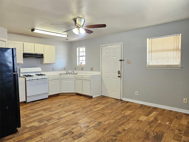 Building Photo - 705 Harris Ave