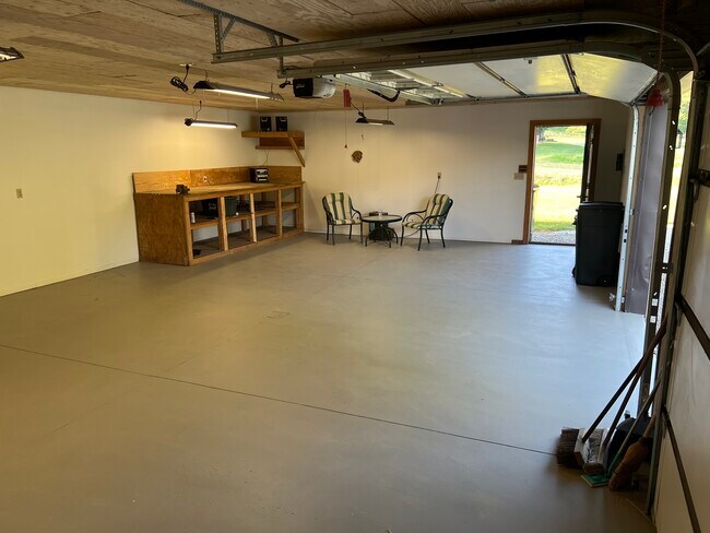 Foto del edificio - 344 Lenity School Rd