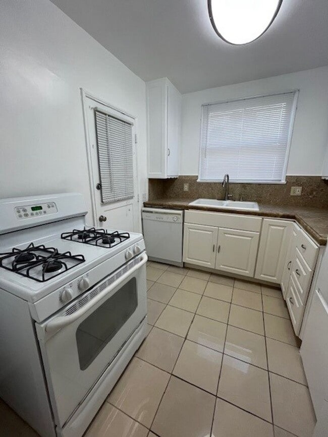 Building Photo - Orange Grove Ave.