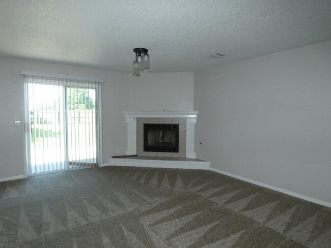 Building Photo - 833 Spring Ct