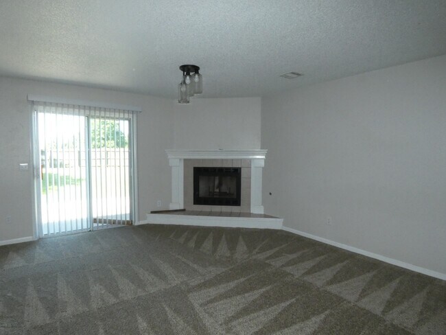 Foto del edificio - 833 Spring Ct