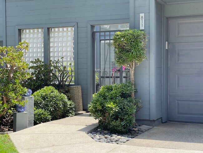 Entry gated courtyard - 811 Spindrift Dr