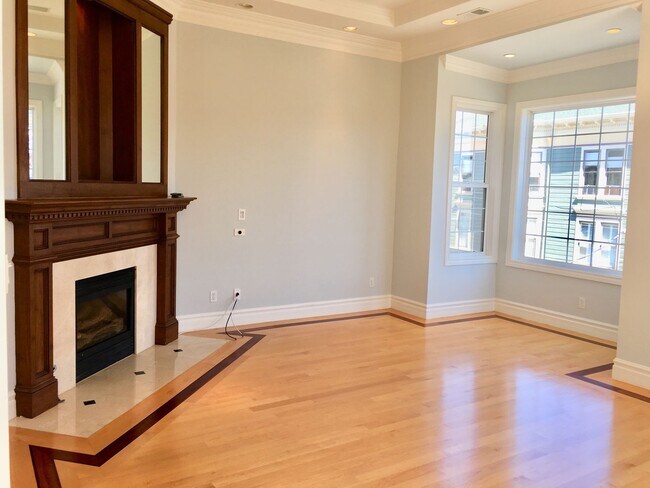 Foto del edificio - Spacious Bi-Level Top Floor 2BR + Sunroom/...