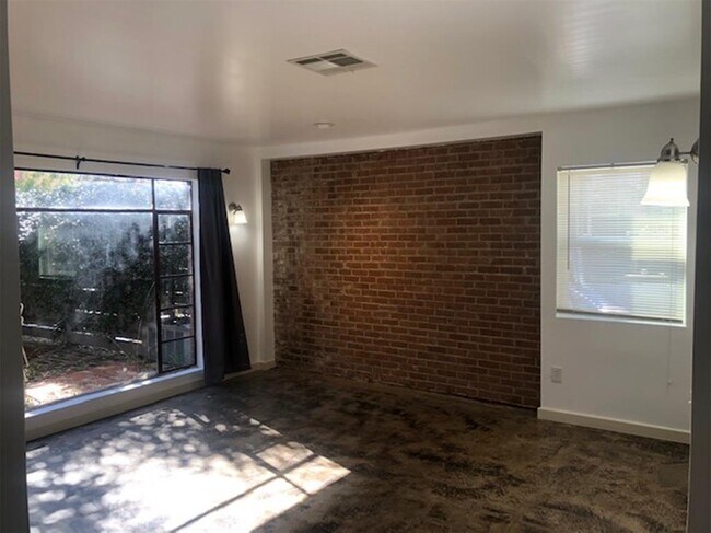 Building Photo - 2504 Algerian Way