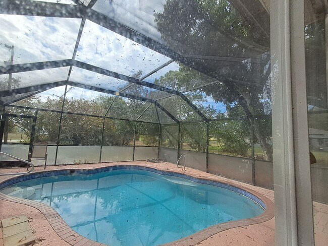 Building Photo - SECTION 8!!! 3/2 pool home with 2 BONUS ROOMS AVAILABLE 09/01/2026