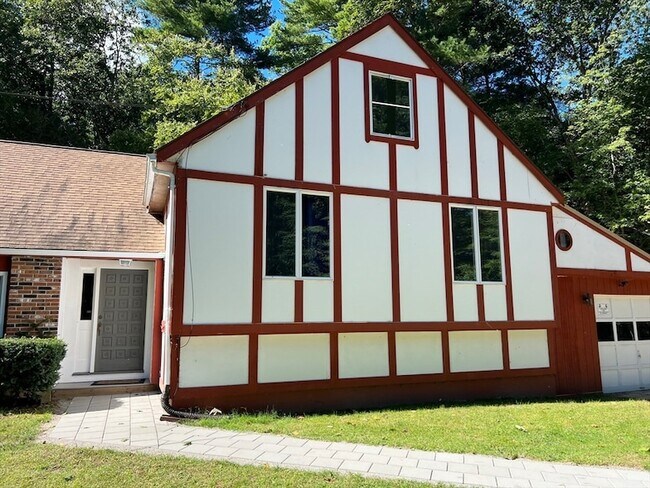 Foto del edificio - 120 Bond Rd