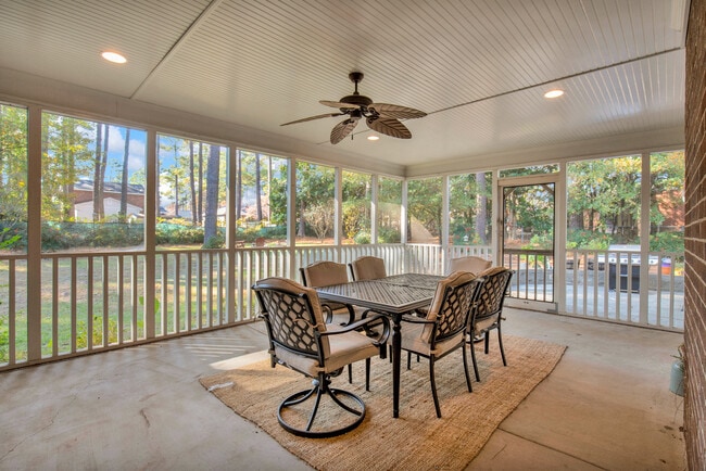 Foto del edificio - 3305 Granville Dr