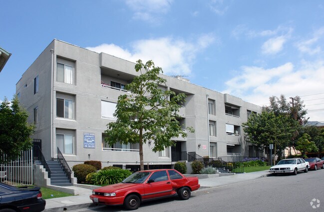 Building Photo - Justin Manor