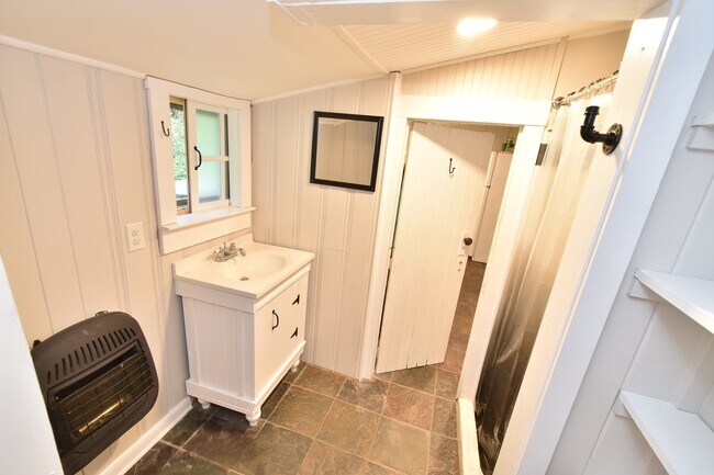 Bathroom - 5 Laurel Ivy Ln