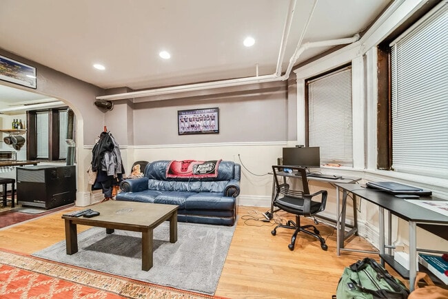 Building Photo - 1308 W Byron St