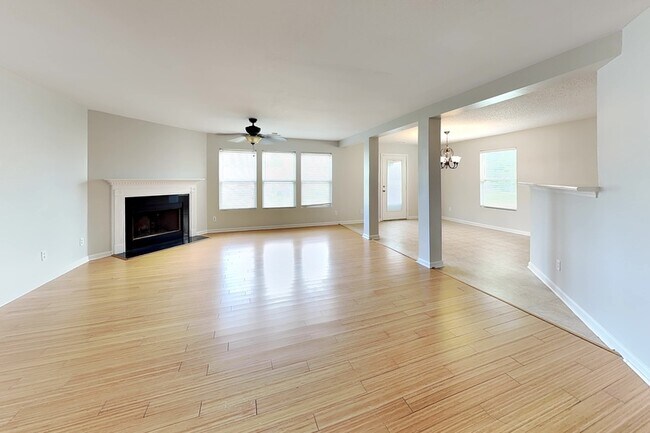 Foto del edificio - 7030 Maple Park Ln