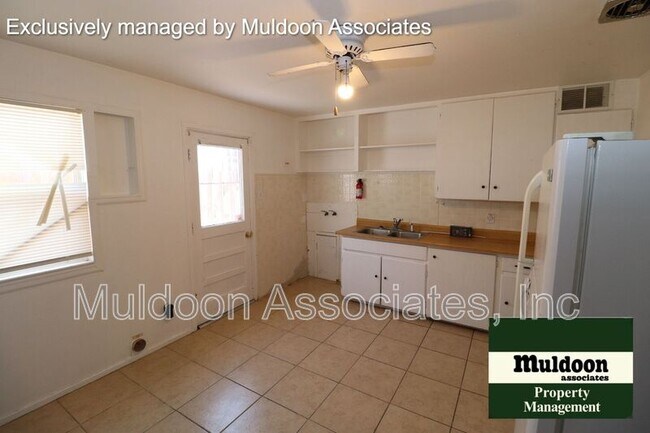 Foto del edificio - 2561 Camellia St