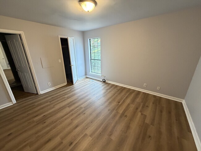 Foto del edificio - 1102 Falling Tree Ct