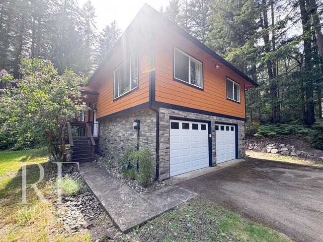 Foto del edificio - Bright & Spacious Split-Level Home with Gourmet Kitchen, Skylight & Expansive Yard