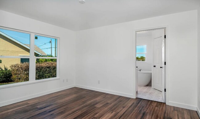 Building Photo - Cozy Home