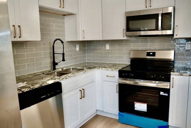 Building Photo - 617 Transcontinental Dr