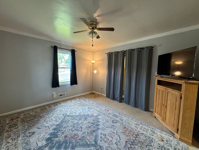 Building Photo - Charming 2 Bed 1.5 Bath Single Family Home...