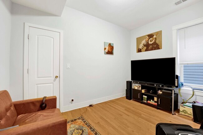 Foto del edificio - 3226 W Potomac Ave