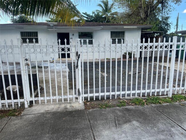 Foto del edificio - 15812 NW 39th Ct