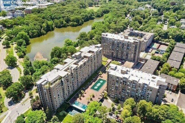 Foto del edificio - 77 Pond Ave