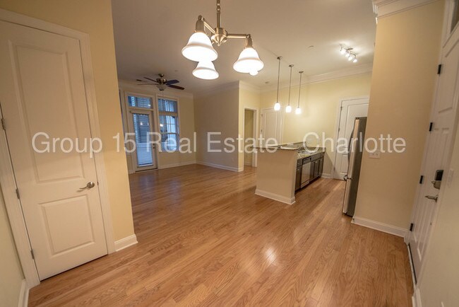Foto del edificio - 301 E Tremont Ave