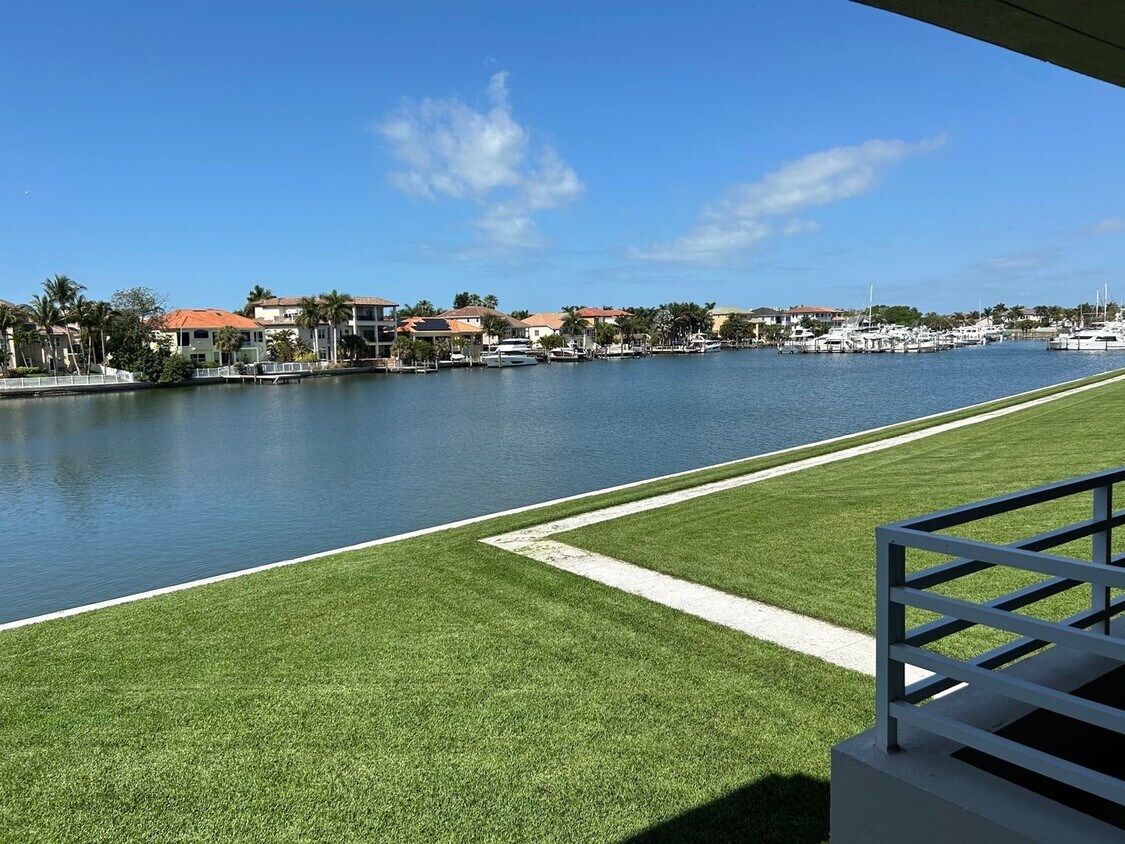 Foto principal - Beautifully Remodeled 2/2 Waterfront Unit ...