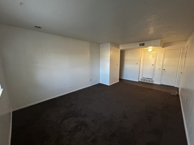 Foto del edificio - 1413 W Maple Ave
