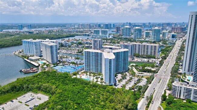 Foto del edificio - 100 Bayview Dr