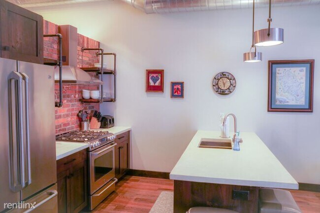 Building Photo - 1 br, 1 bath Condo - 214 East 2nd Street
