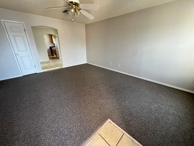 Foto del edificio - PRICED TO RENT QUICKLY !!