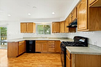 Building Photo - 262 1165 N