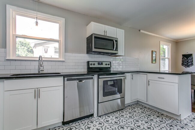 Building Photo - 6528 Premier Dr