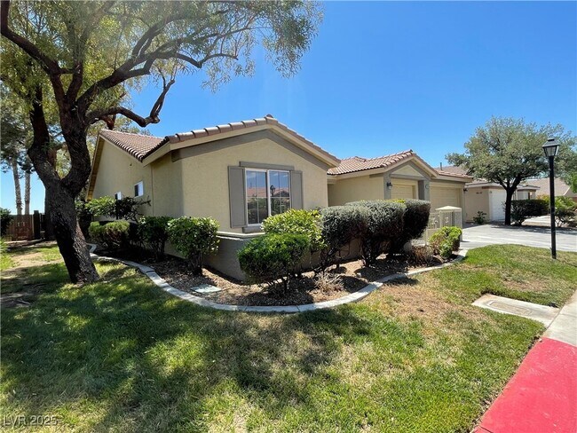 Foto del edificio - 8216 Romantic Sunset St