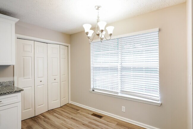 Foto del edificio - 1046 Cedar Creek Village Rd