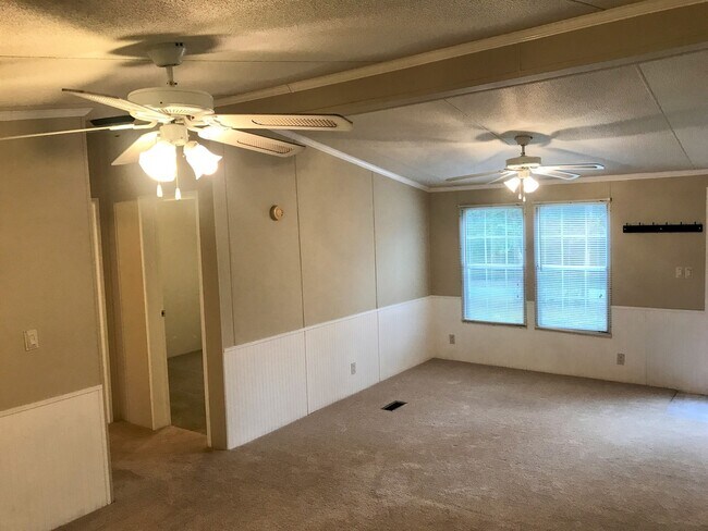 Building Photo - Fantastic Rental Near Lake Gaston