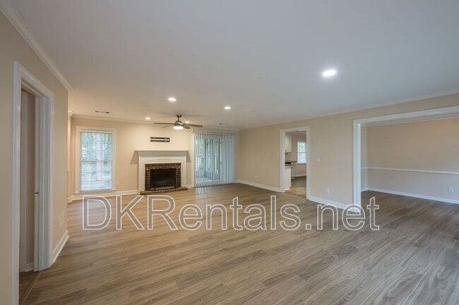 Building Photo - 225 Pebble Trail